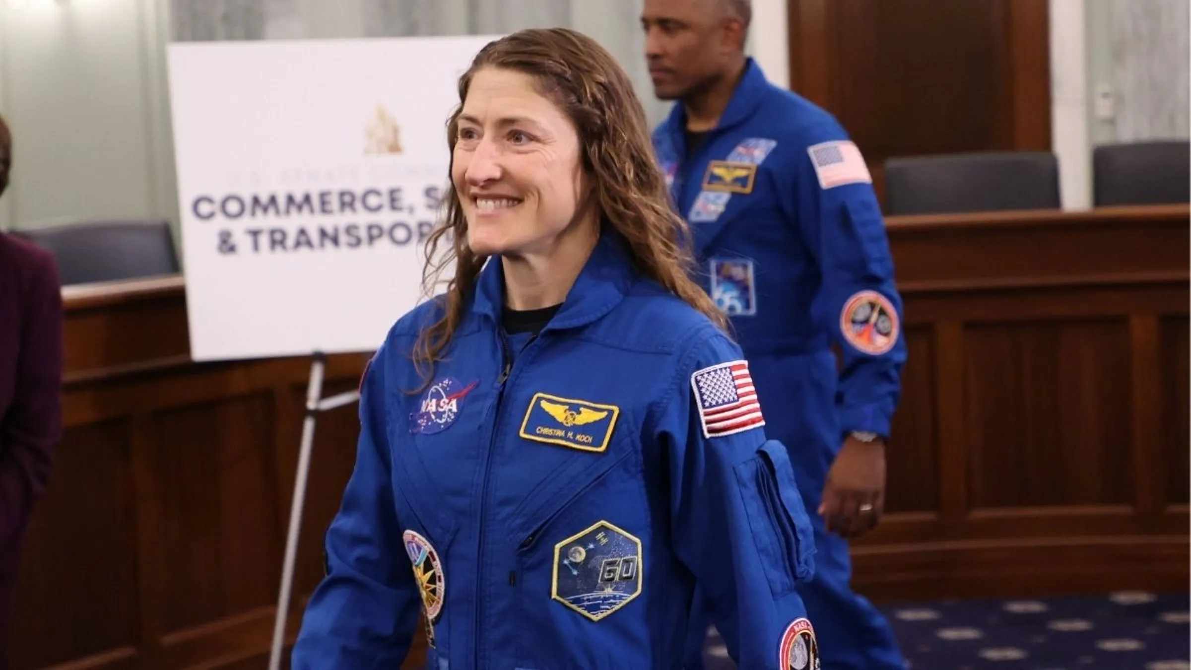 Christina Koch durante la misión Artemis 2 que la convirtió en una figura clave de la exploración espacial moderna.
