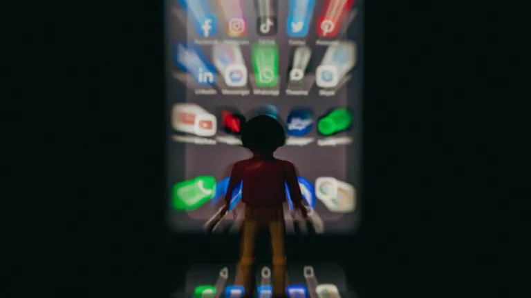 Personas fortalecen la atención mediante hábitos saludables para reducir distracciones digitales y mejorar el bienestar