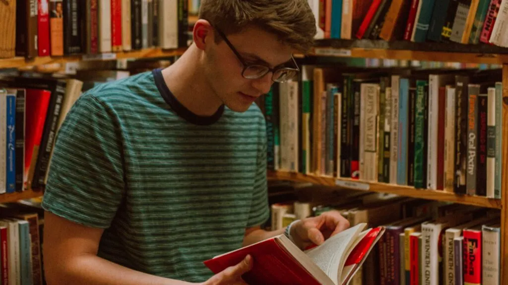 Crisis de lectura en universidades y descenso de la comprensión lectora entre estudiantes en la era digital.