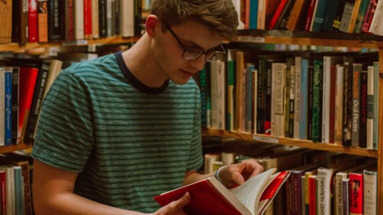 Crisis de lectura en universidades y descenso de la comprensión lectora entre estudiantes en la era digital.