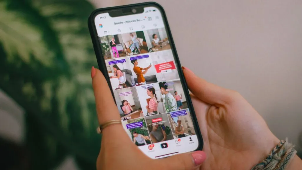 Algoritmo de TikTok personaliza recomendaciones según el comportamiento y las interacciones de los usuarios