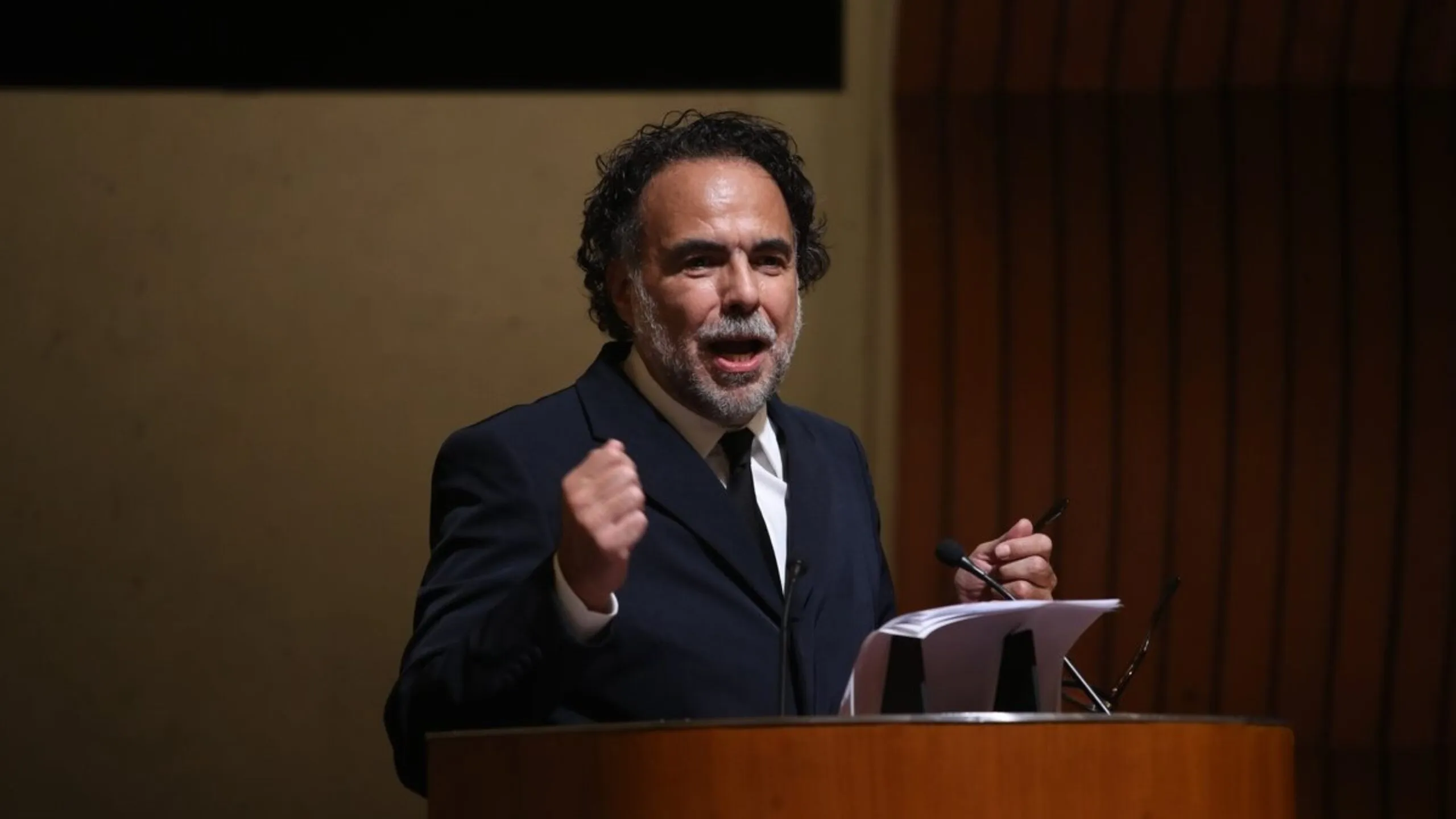 Alejandro González Iñárritu durante su ingreso histórico a El Colegio Nacional en reconocimiento a su trayectoria cinematográfica