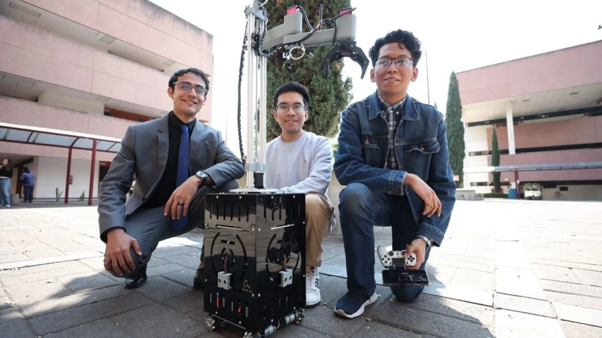 Estudiantes del IPN desarrollan un robot asistente para apoyar a personas con discapacidad motriz en actividades cotidianas.
