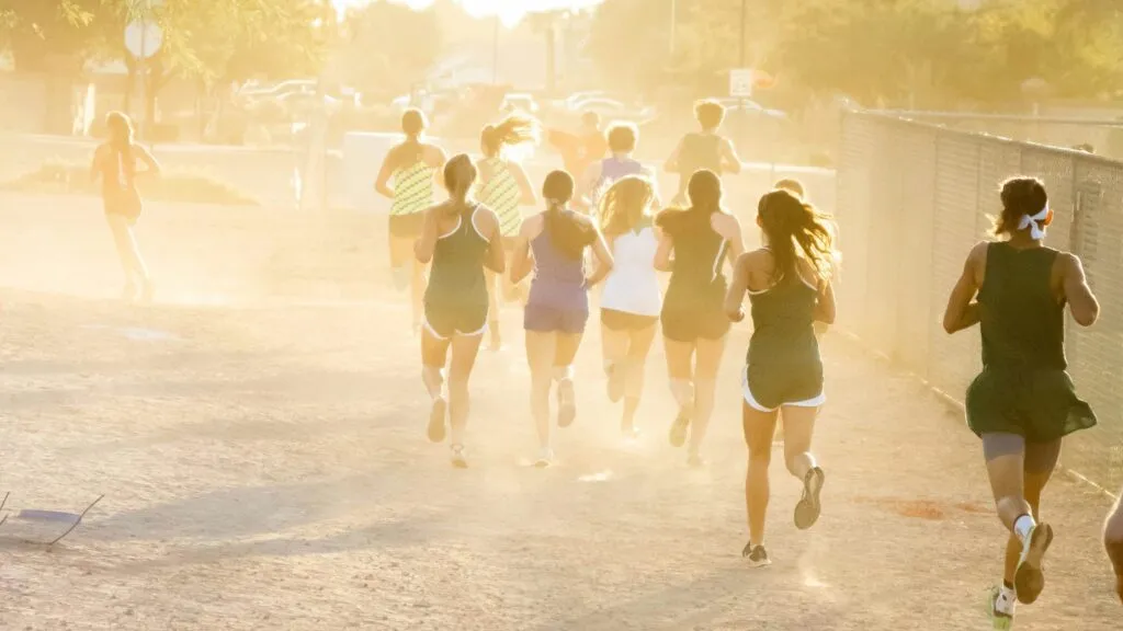 participantes celebran Global Running Day en una carrera urbana con corredores de distintas edades