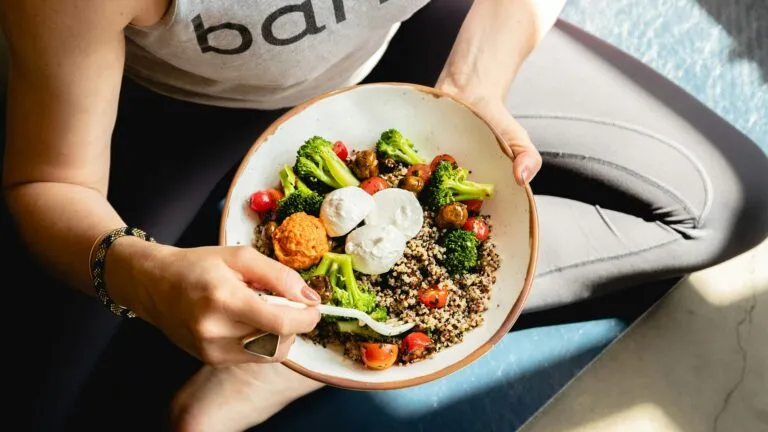 Especialistas explican cómo fortalecer el sistema inmune mediante vitaminas, alimentación equilibrada y hábitos saludables