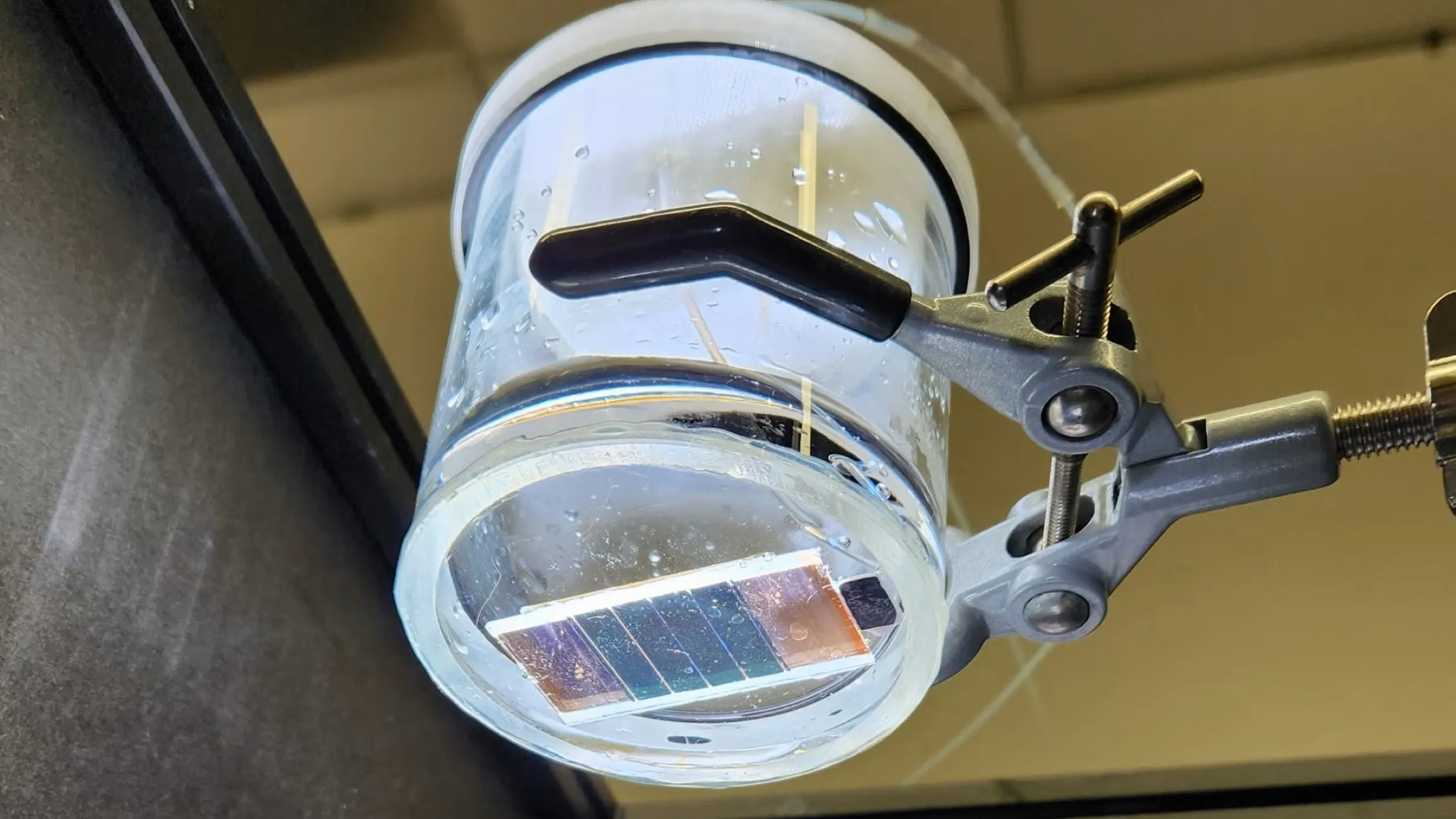 Investigación de Yale presenta una hoja artificial capaz de producir metanol con luz solar, agua y dióxido de carbono.
