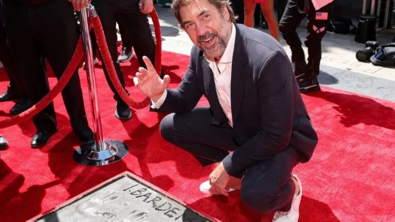 Javier Bardem celebra su reconocimiento histórico en Hollywood como el primer español en dejar sus huellas en el Teatro Chino.