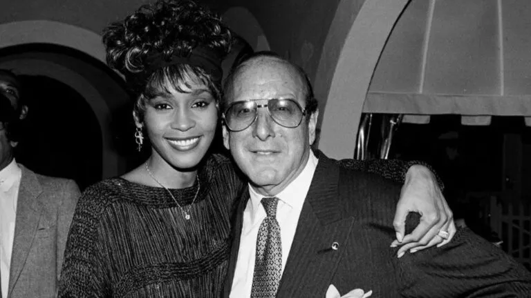 Clive Davis, ejecutivo musical reconocido por impulsar carreras de artistas internacionales y transformar la industria discográfica