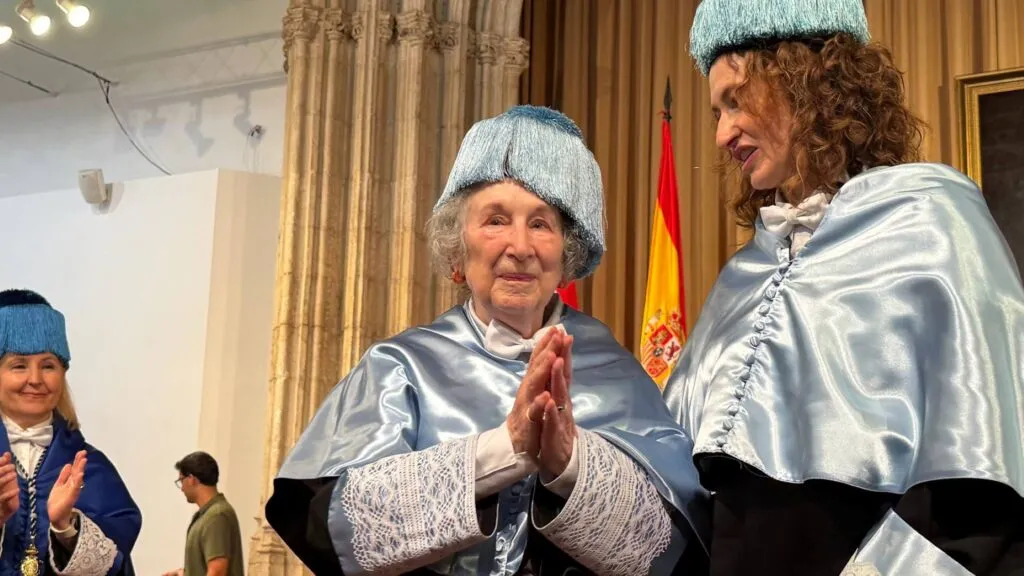Margaret Atwood reflexiona sobre humanidades, inteligencia artificial y educación durante acto académico en España
