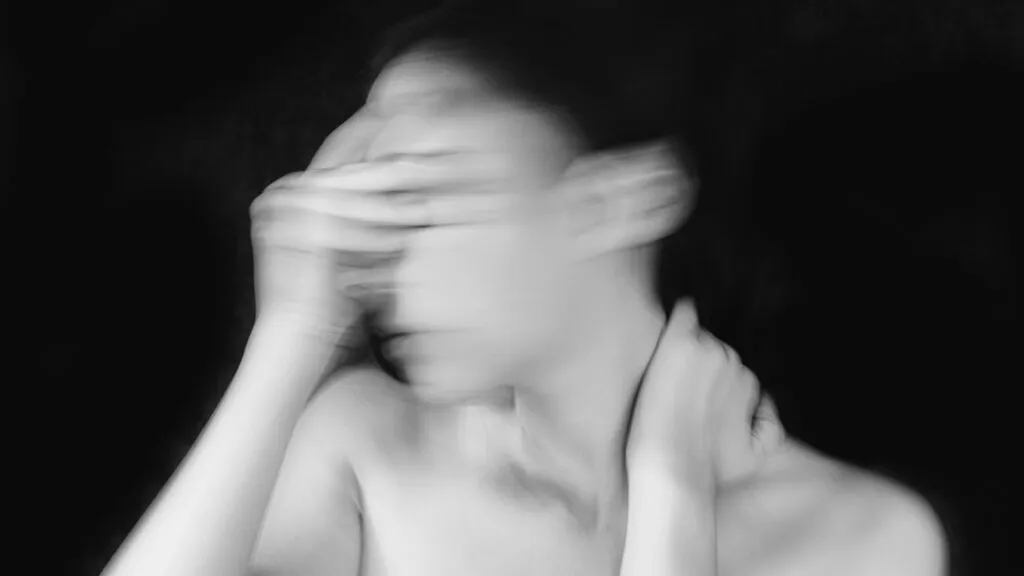 Estudio internacional analiza cómo la menopausia temprana aumenta el riesgo cardiovascular en mujeres de distintos países.