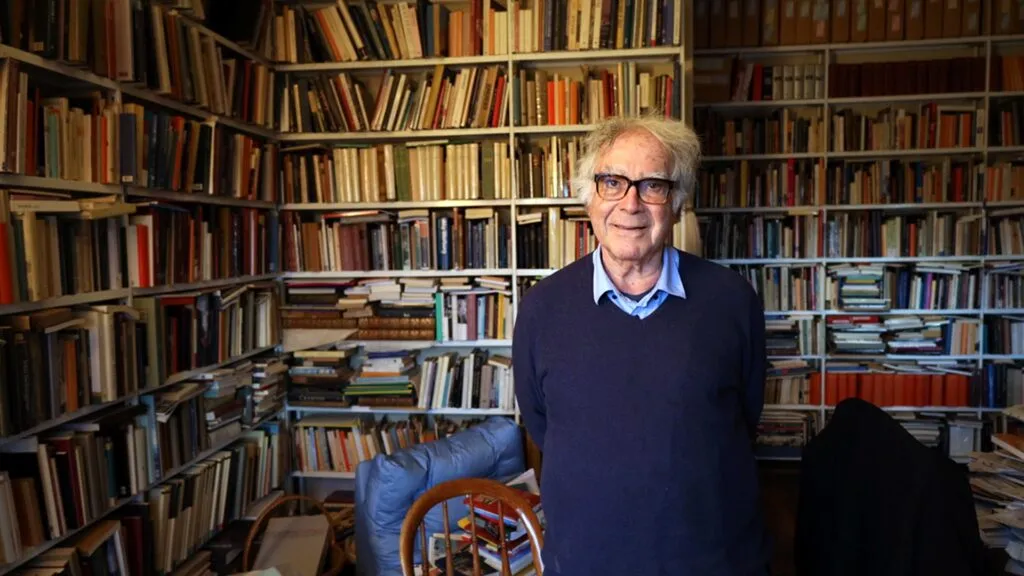 Carlo Ginzburg y su legado en la microhistoria que transformó el estudio de la historia y la cultura popular.