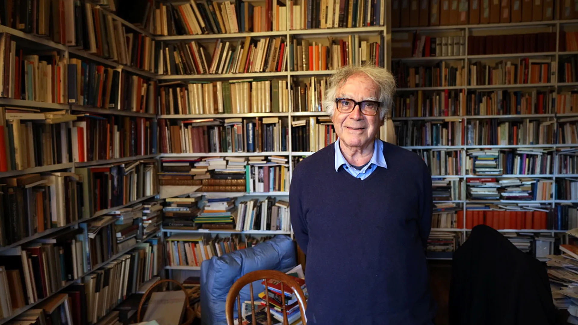 Carlo Ginzburg y su legado en la microhistoria que transformó el estudio de la historia y la cultura popular.
