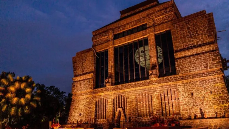 Visitantes recorriendo museos durante la Noche de Museos con exposiciones, música y actividades culturales en Ciudad de México