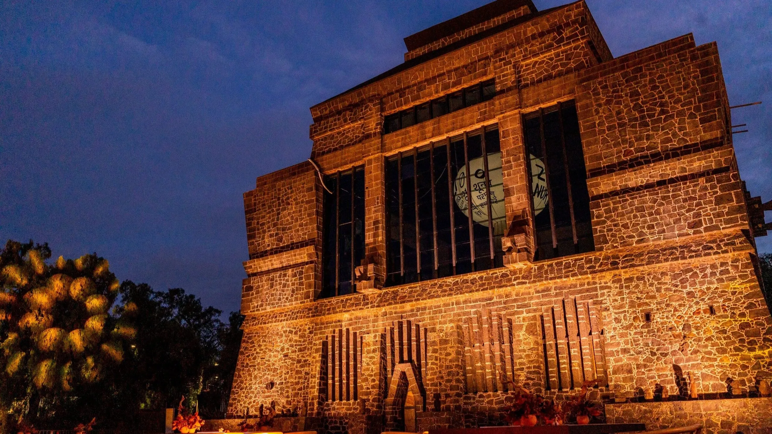 Visitantes recorriendo museos durante la Noche de Museos con exposiciones, música y actividades culturales en Ciudad de México