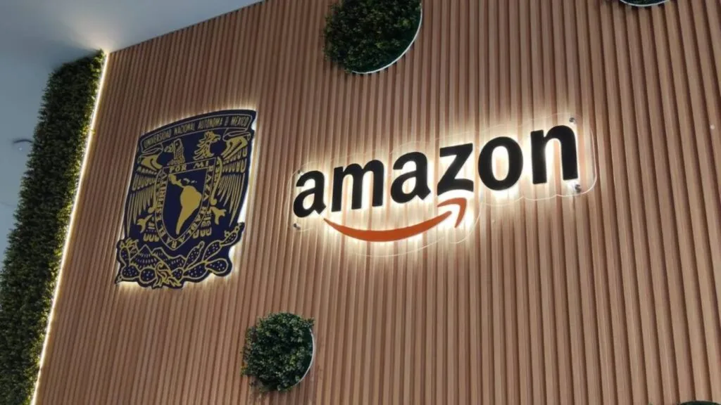Estudiantes participando en actividades STEM dentro del primer espacio tecnológico Amazon Think Big Space de Latinoamérica.