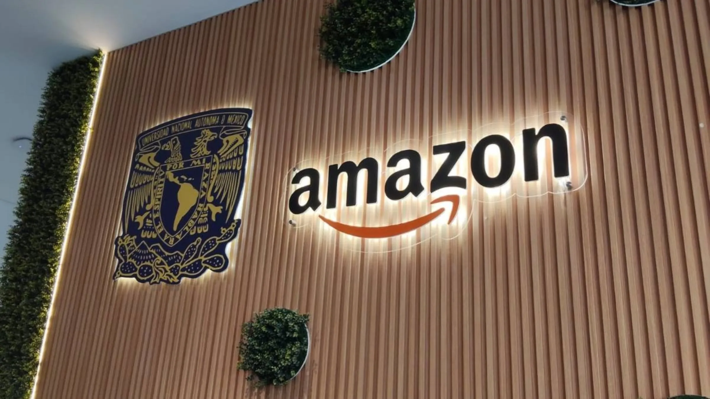 Estudiantes participando en actividades STEM dentro del primer espacio tecnológico Amazon Think Big Space de Latinoamérica.