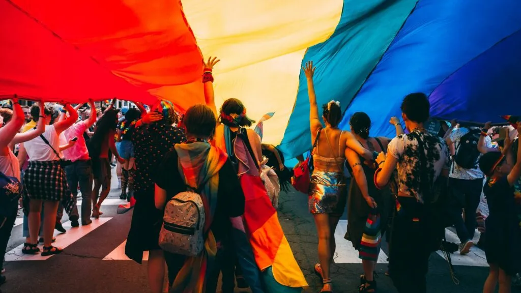 Personas participando en redes de apoyo para fortalecer la inclusión y bienestar de la comunidad LGBTIQ+.