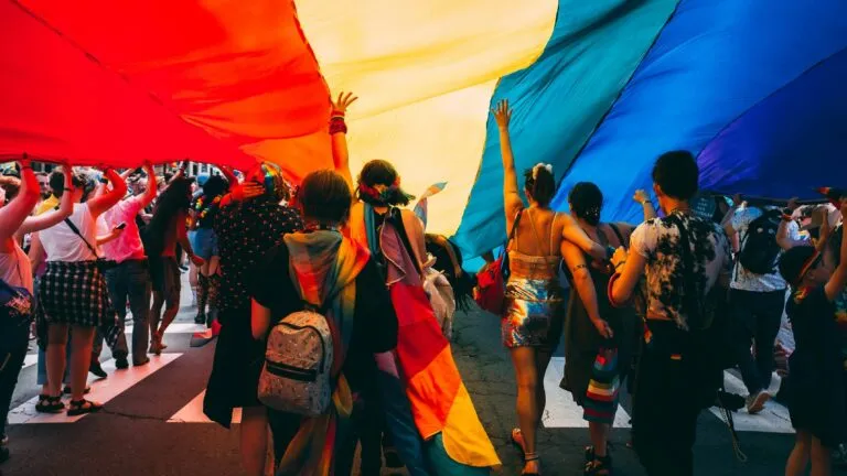 Personas participando en redes de apoyo para fortalecer la inclusión y bienestar de la comunidad LGBTIQ+.