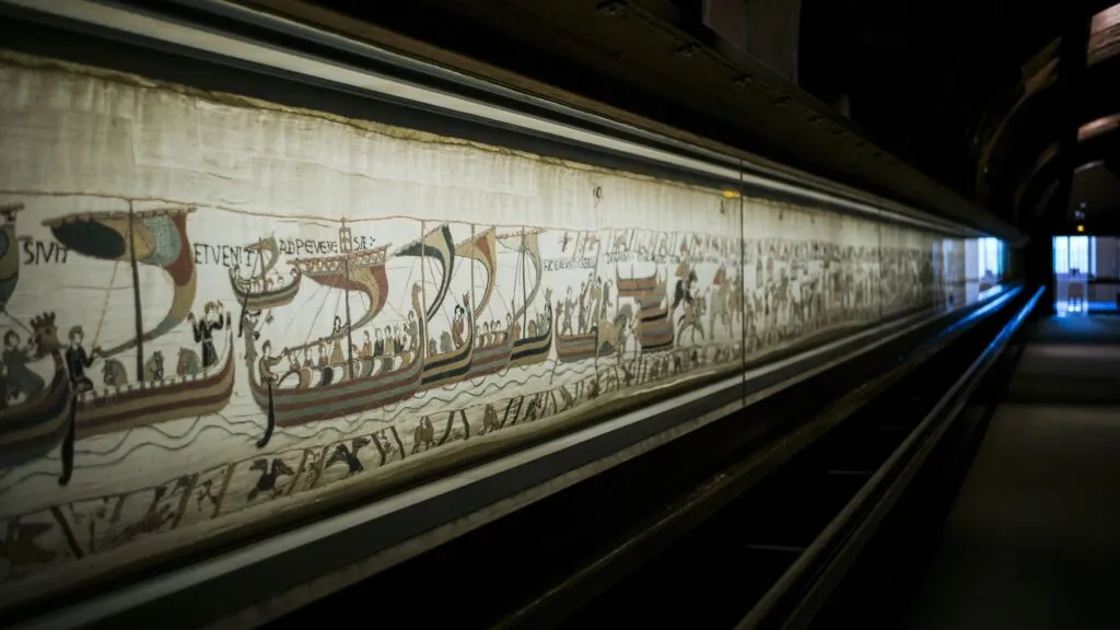tapiz de Bayeux preparado para traslado internacional con medidas de conservación y seguridad patrimonial