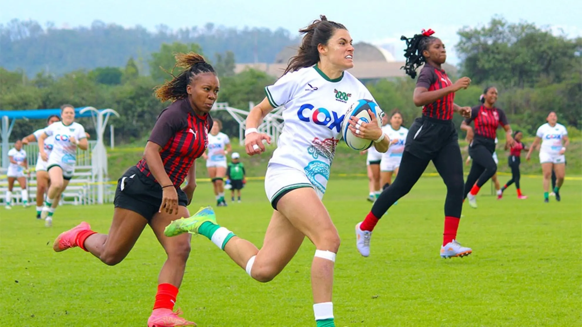 Jugadoras de la selección mexicana femenil de rugby celebran una victoria junto al cuerpo técnico.
