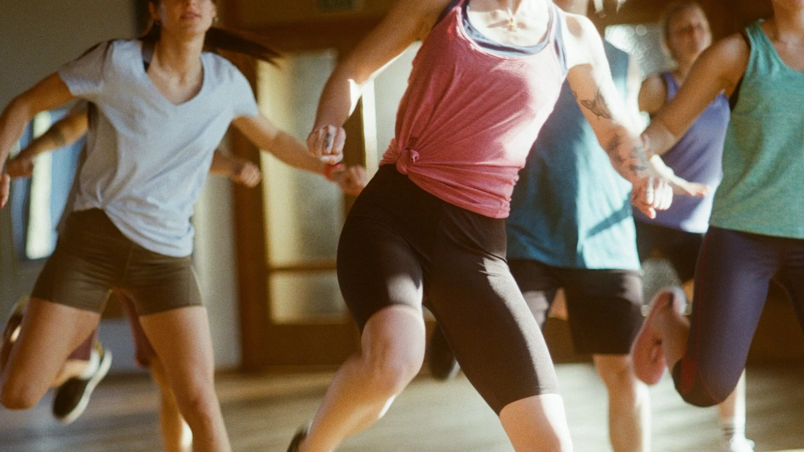 Información sobre los beneficios de la actividad física y la importancia de mantenerse en movimiento de forma constante.