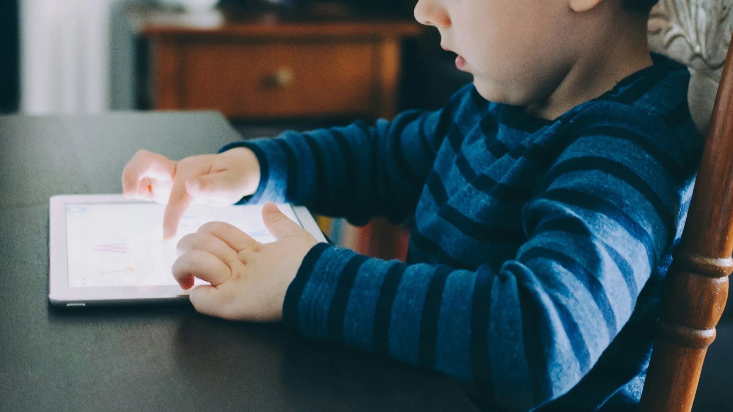 Recomendaciones para gestionar el tiempo de pantalla en niños.