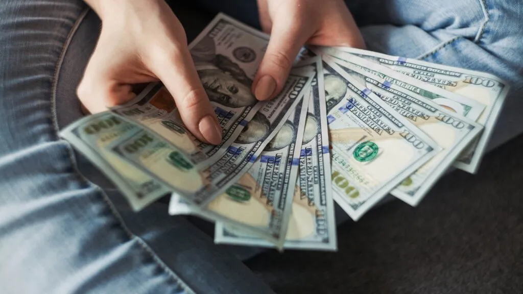 Investigación internacional analiza cómo el dinero influye en el bienestar y la calidad de vida.