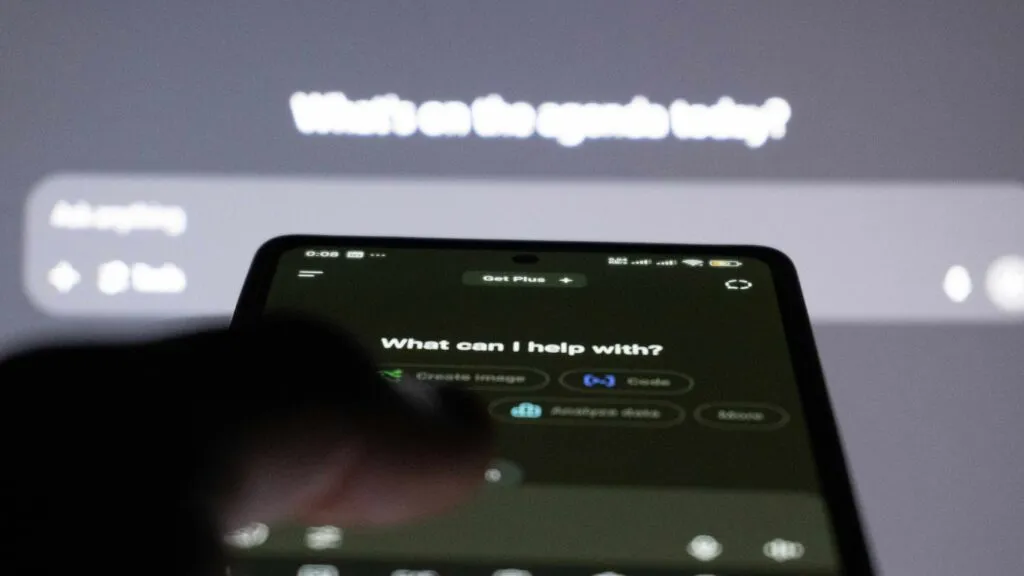 Estudio sobre la relación entre la empatía de los chatbots y la precisión de sus respuestas en temas sensibles.