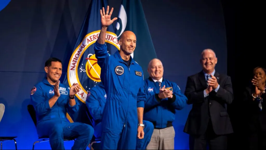 Luca Parmitano durante una actividad relacionada con la misión Artemis 3 y la exploración espacial.