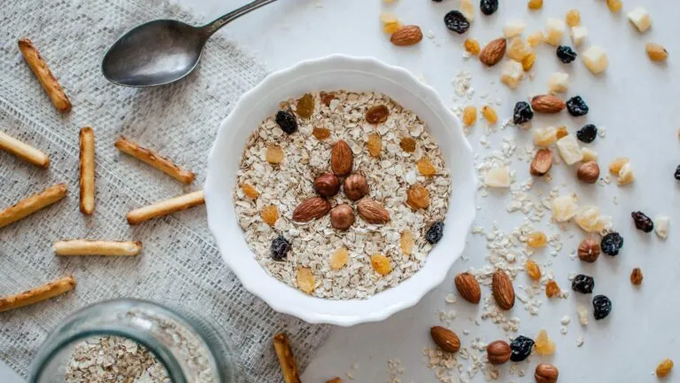 Una dieta equilibrada con fibra y agua favorece la salud digestiva y el buen funcionamiento del intestino.