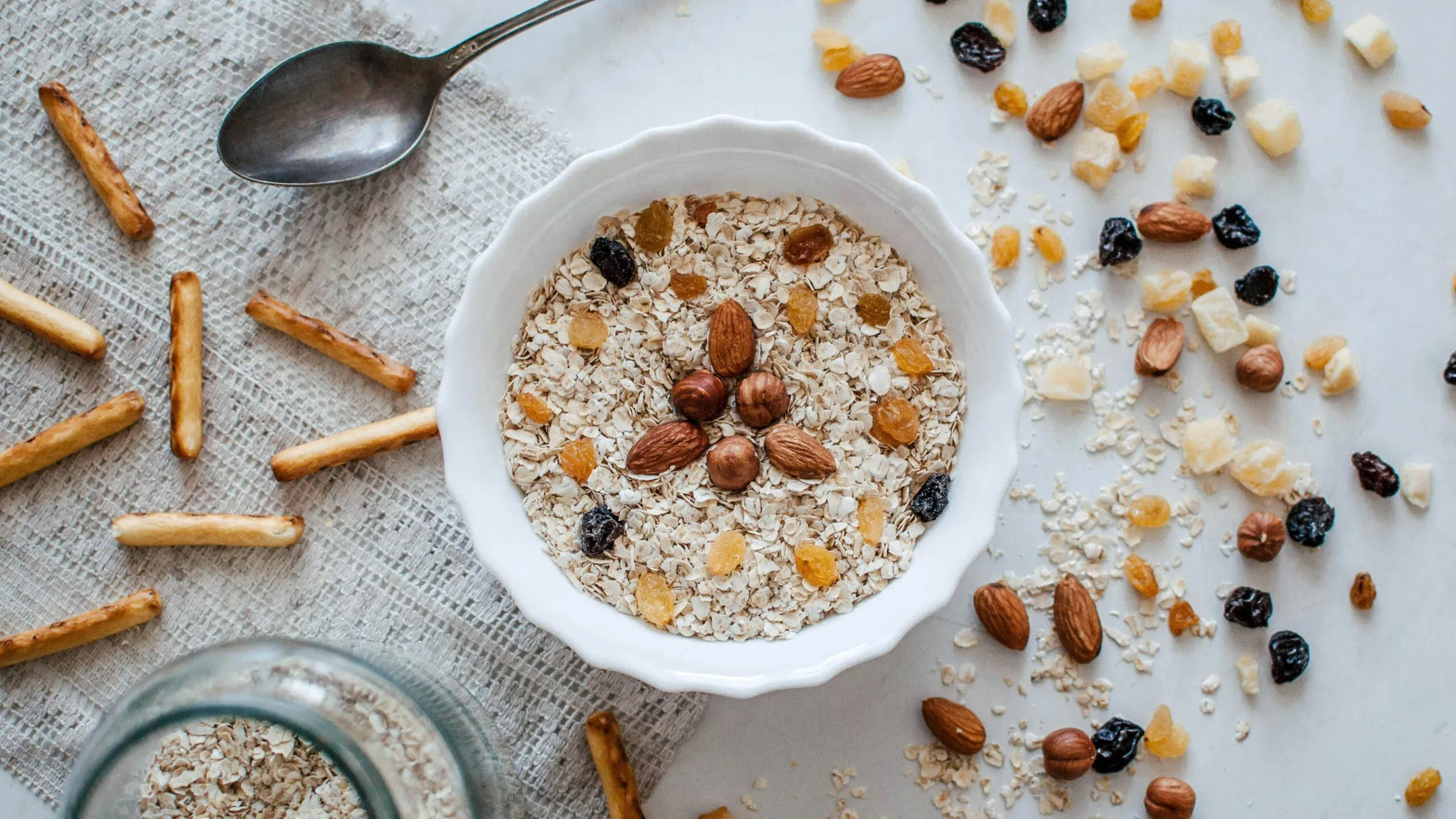 Una dieta equilibrada con fibra y agua favorece la salud digestiva y el buen funcionamiento del intestino.