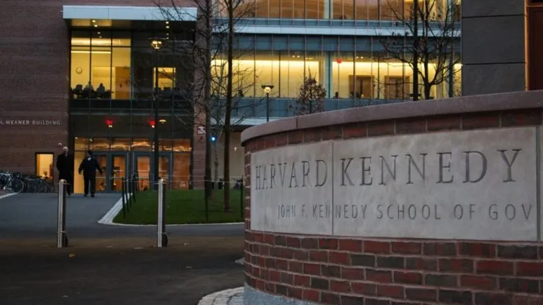 Harvard incorpora inteligencia artificial en la formación de líderes y especialistas en política pública.