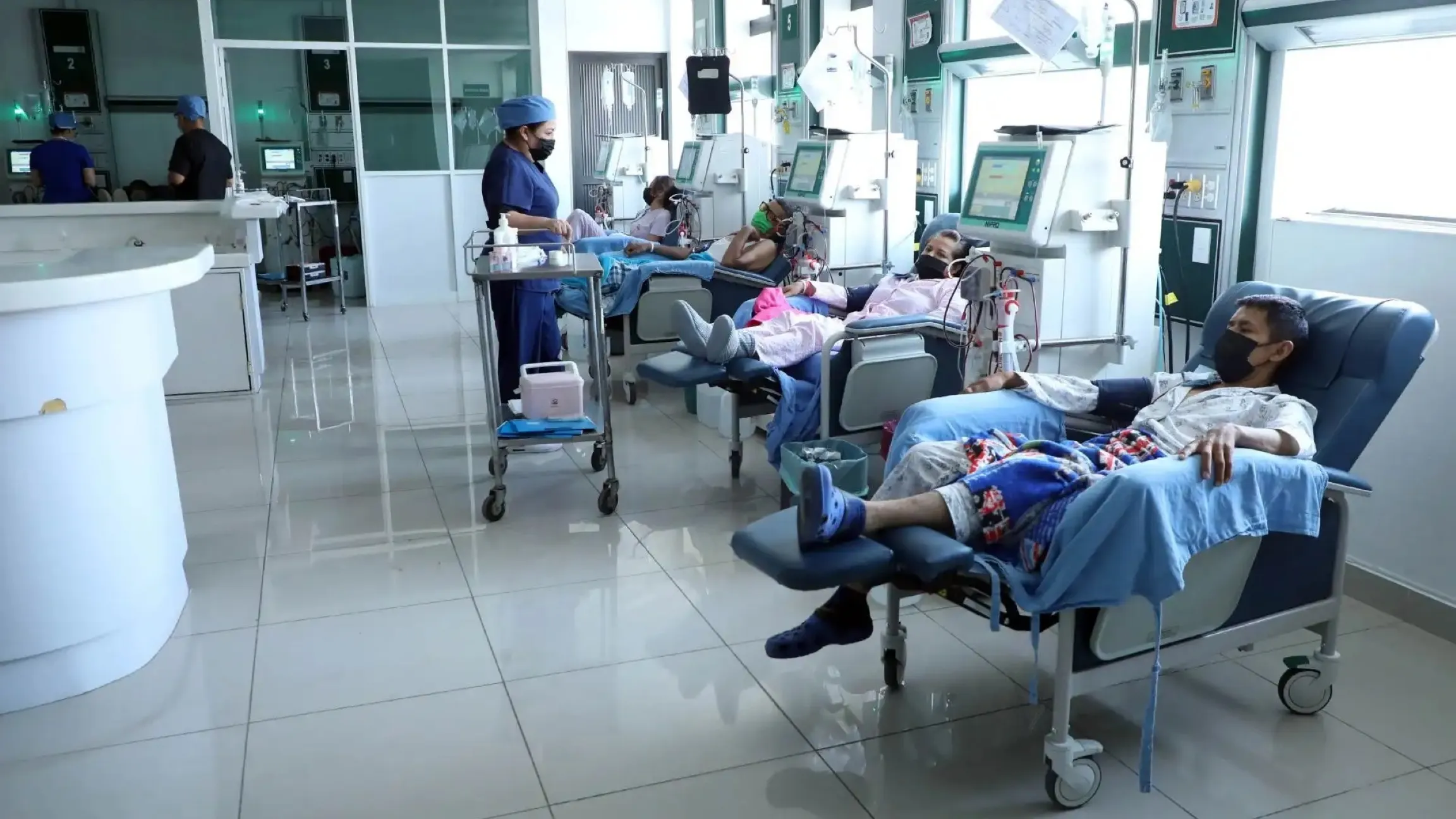 La brecha socioeconómica limita el acceso al diagnóstico y tratamiento del cáncer en millones de personas.