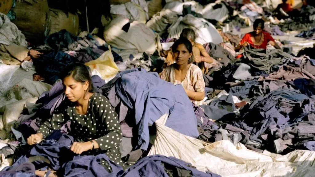La industria de la moda enfrenta problemas laborales y ambientales.