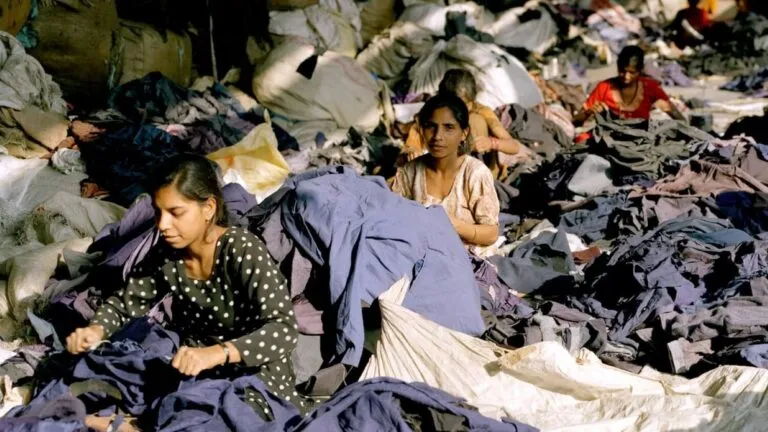 La industria de la moda enfrenta problemas laborales y ambientales.