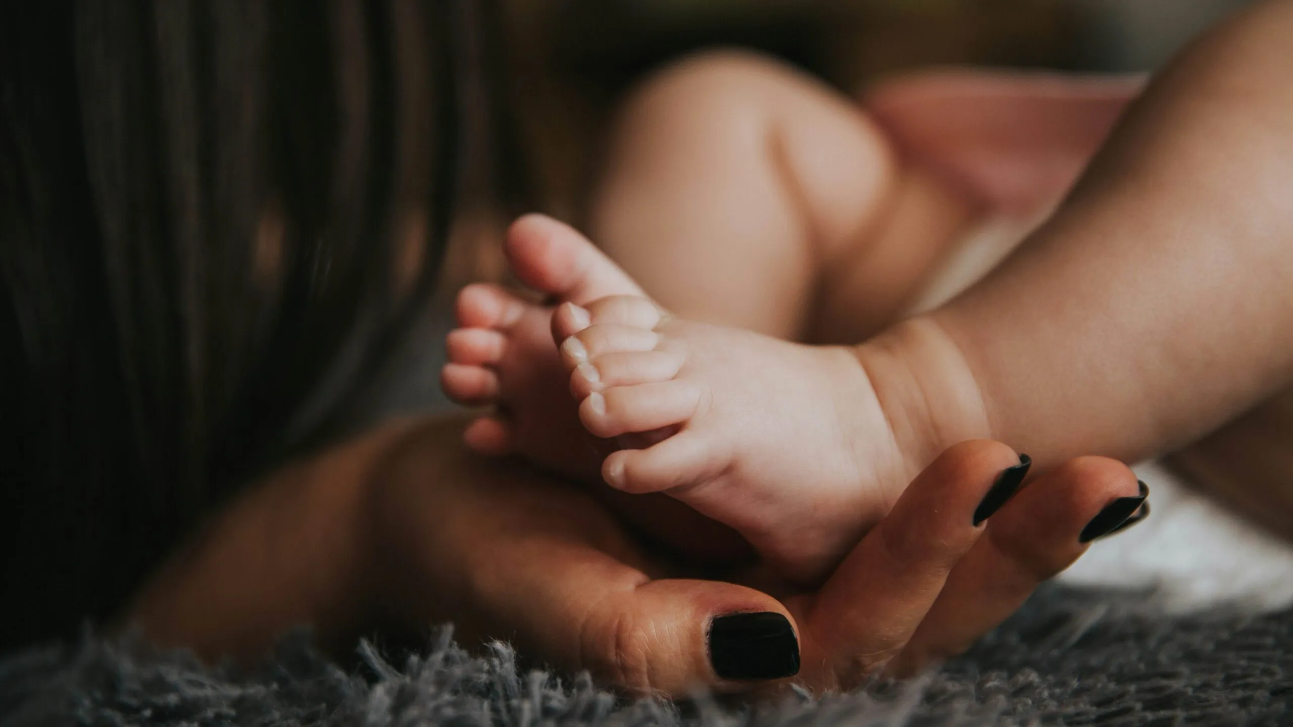 Investigación sobre el impacto de la maternidad en la brecha laboral y el desarrollo profesional de las mujeres.