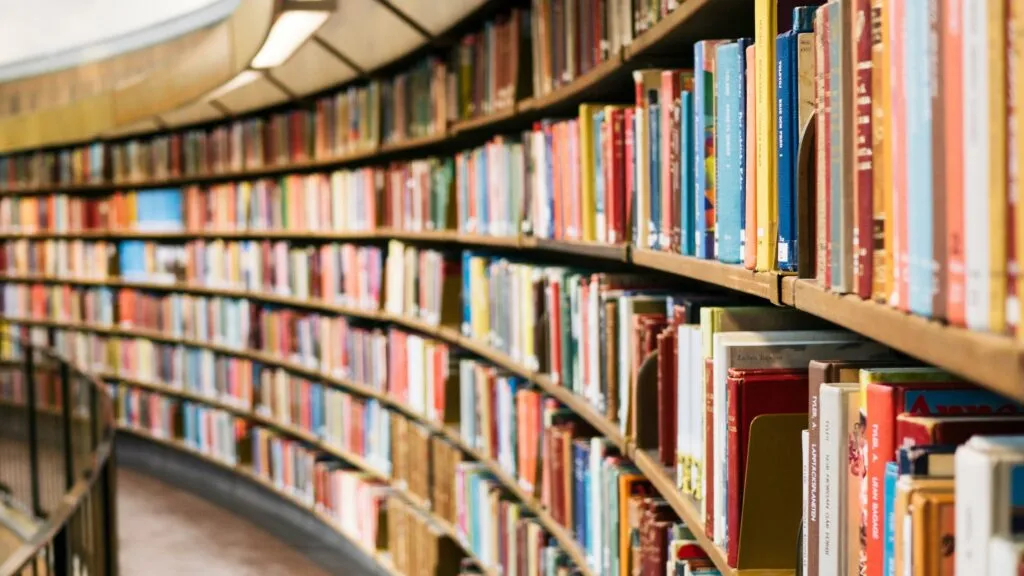 Información sobre las novelas de misterio, su evolución, principales autores y las razones de su popularidad.