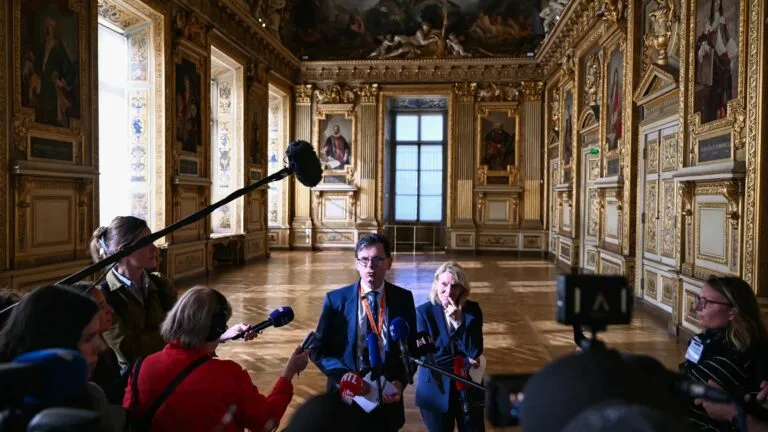 Museo del Louvre reabre la Galería de Apolo sin las joyas de la Corona francesa robadas.