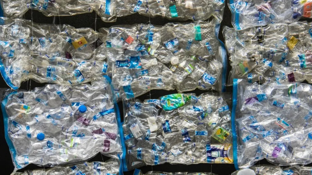 Avances en reciclaje químico de plásticos mediante catalizadores para producir combustibles y materiales de alto valor.