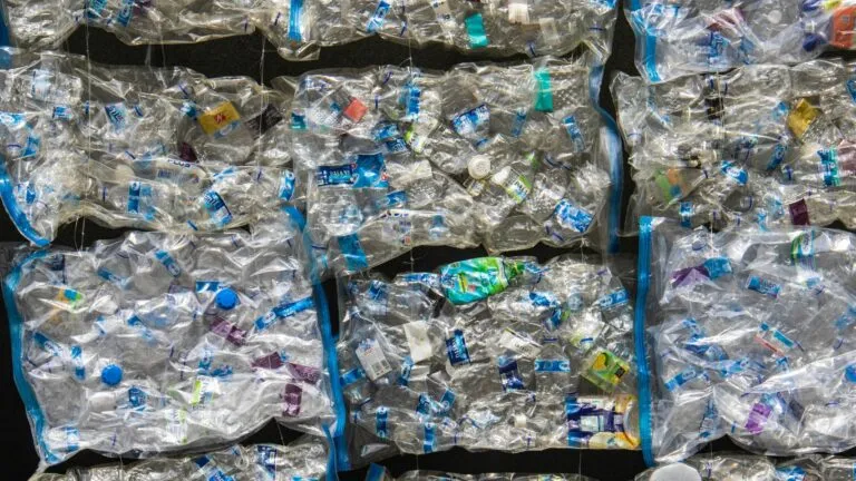 Avances en reciclaje químico de plásticos mediante catalizadores para producir combustibles y materiales de alto valor.