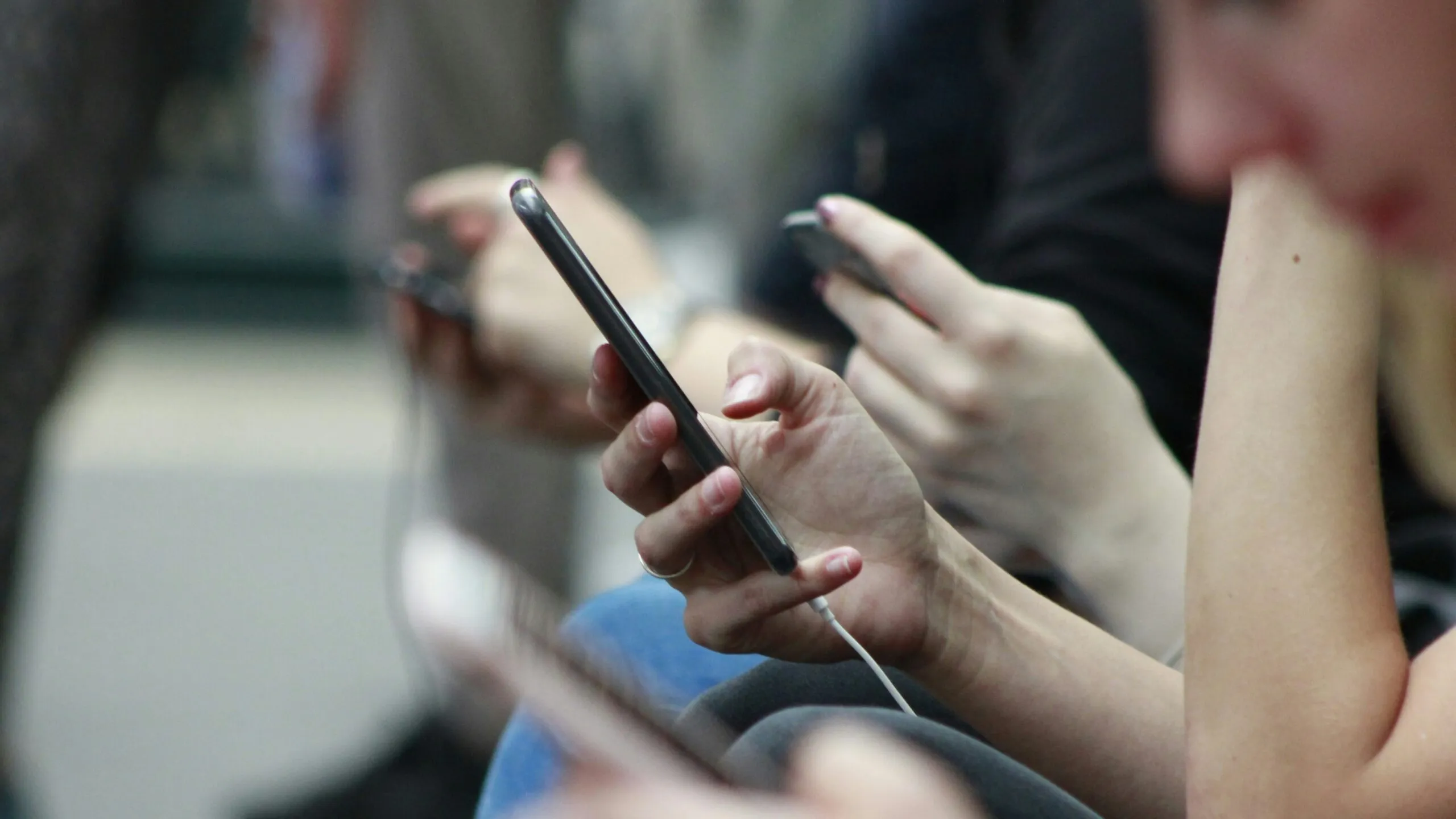 Investigación sobre la relación entre el uso de redes sociales y el bienestar de los jóvenes en países occidentales.