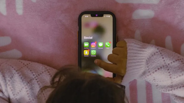 Análisis de la propuesta del Reino Unido para restringir el acceso de menores a redes sociales.