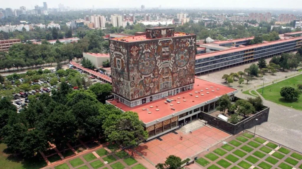 La UNAM suspendió temporalmente las inscripciones mientras revisa el examen de admisión.
