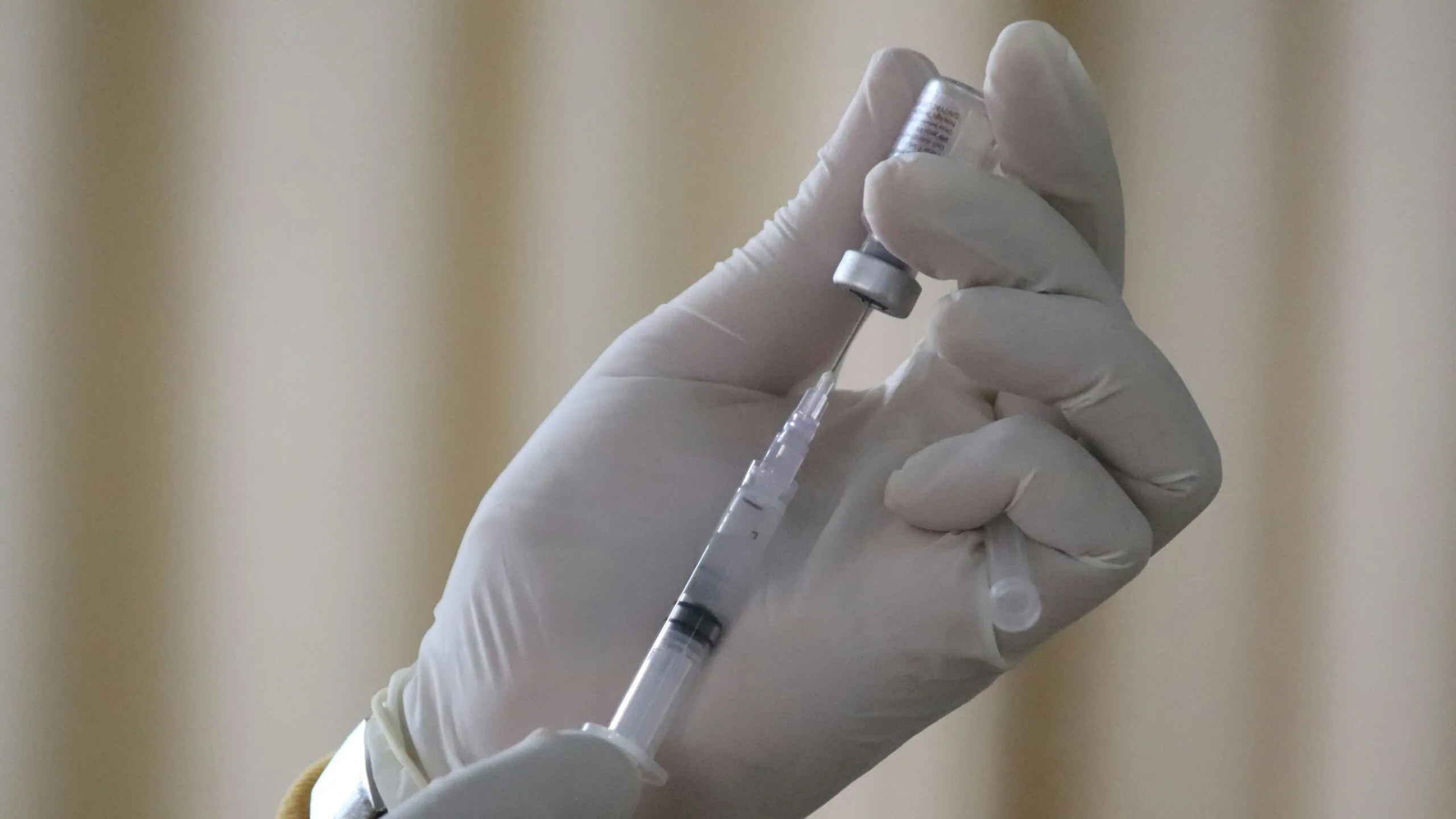 Investigación sobre una vacuna contra el ébola que avanza hacia ensayos clínicos en humanos.