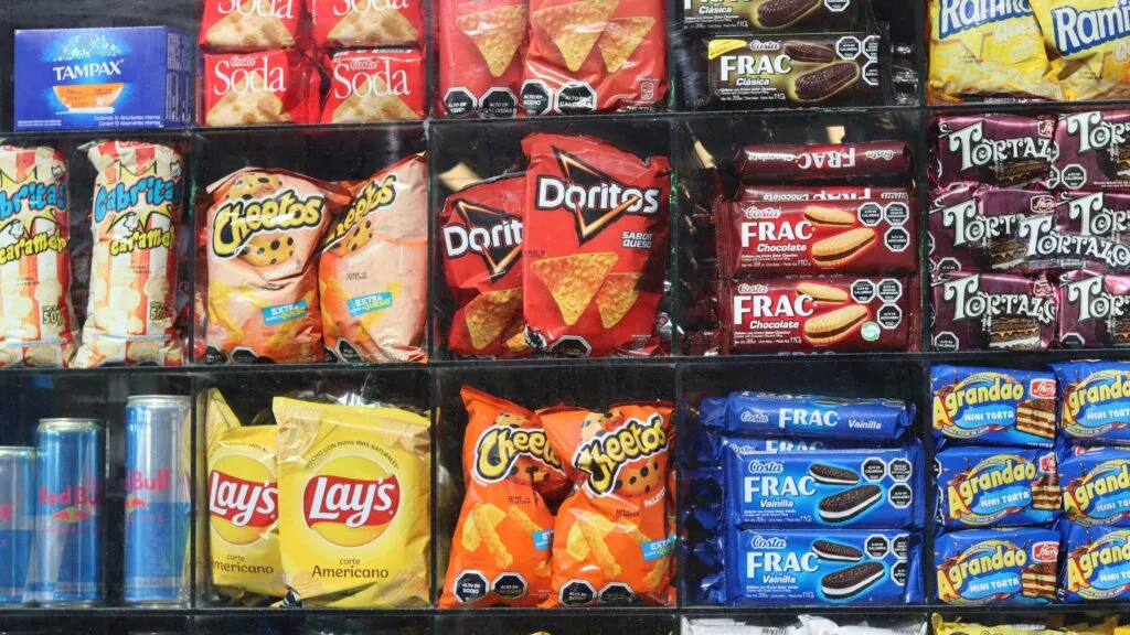 Los alimentos ultraprocesados se relacionan con cambios en la dieta y un mayor riesgo de enfermedades crónicas según estudios internacionales.