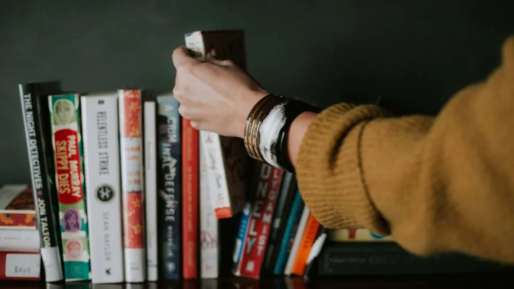 La biblioterapia puede apoyar el bienestar emocional mediante lecturas elegidas según las necesidades de cada persona.