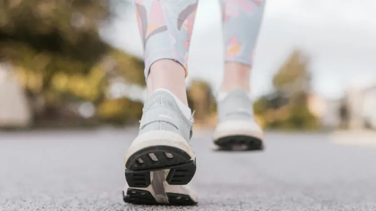 Caminata japonesa combina intervalos rápidos y suaves para mejorar la condición física y favorecer diferentes indicadores de salud.