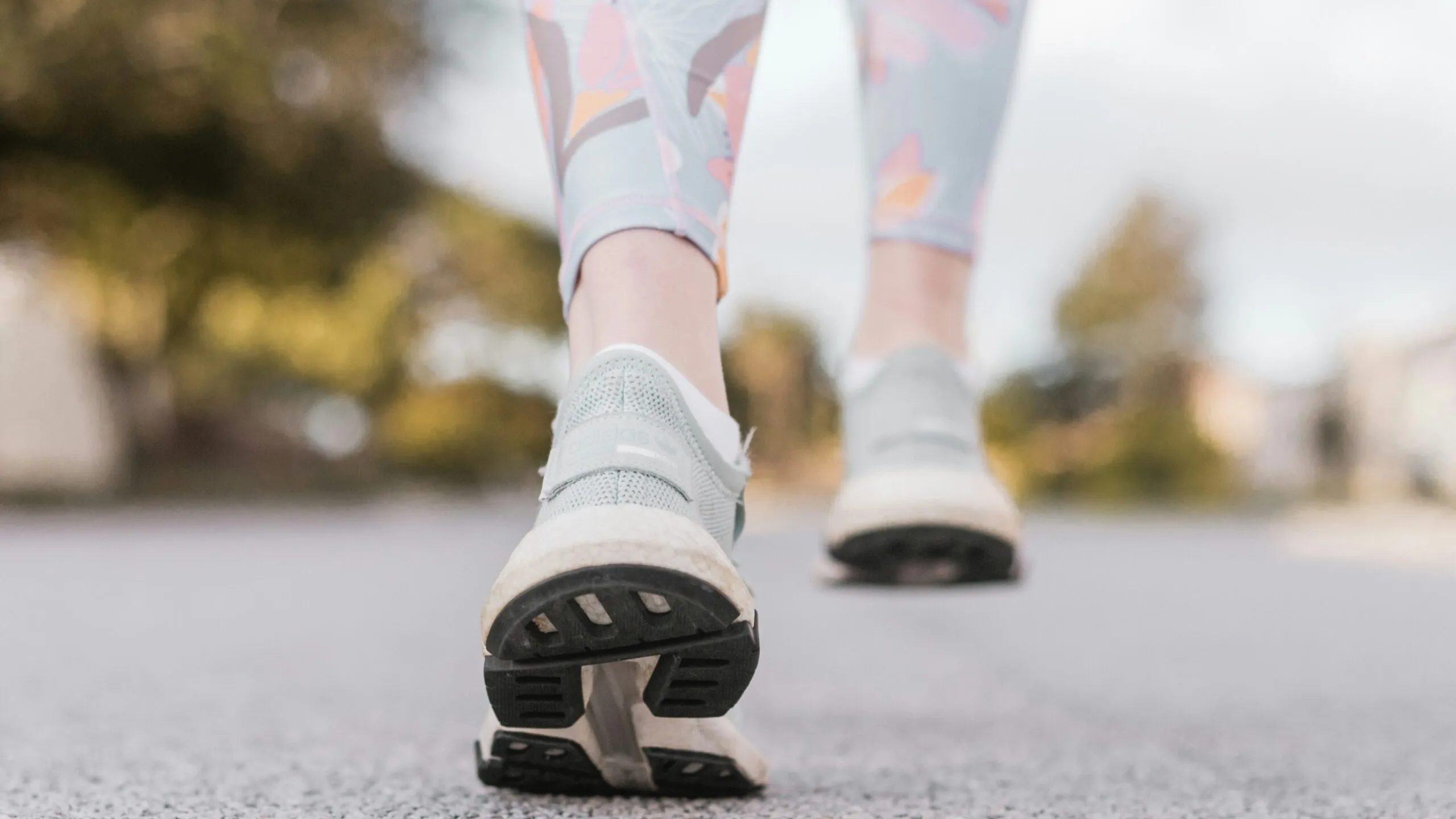 Caminata japonesa combina intervalos rápidos y suaves para mejorar la condición física y favorecer diferentes indicadores de salud.
