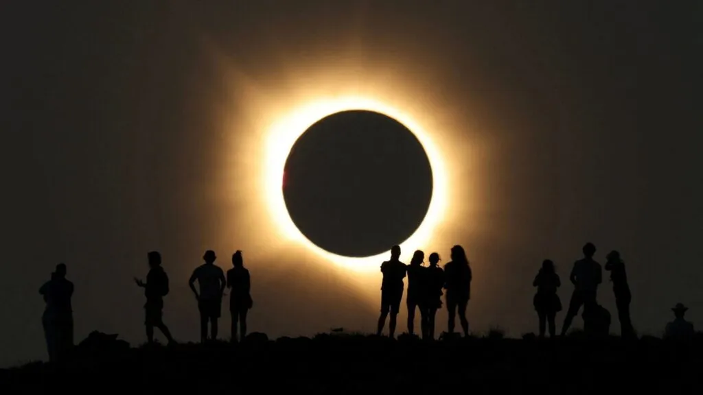 Eclipse solar total observado en España que inicia una excepcional trilogía de fenómenos astronómicos y permite estudiar el Sol.