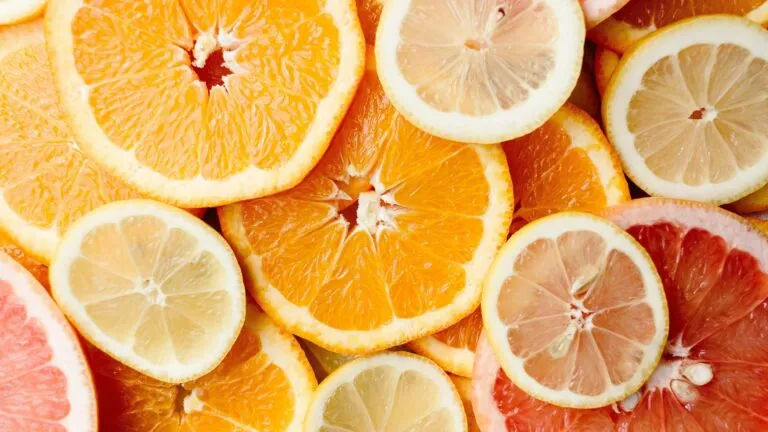 Vitaminas esenciales y alimentos que ayudan a obtenerlas